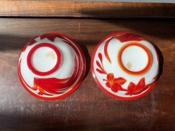 Paire de bols en verre overlay de P&eacute;kin en rouge sur blanc &agrave; d&eacute;cor floral, Chine, 19&egrave;me