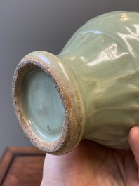 Een Chinese Longquan celadon vaas en een lotusvormige kom, Yuan of later