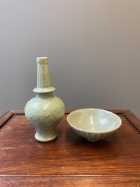 Een Chinese Longquan celadon vaas en een lotusvormige kom, Yuan of later