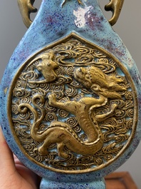 Paire de vases en porcelaine de Chine &agrave; &eacute;mail flamb&eacute; aux medaillons aux dragons dor&eacute;s, marque de Qianlong, 19&egrave;me