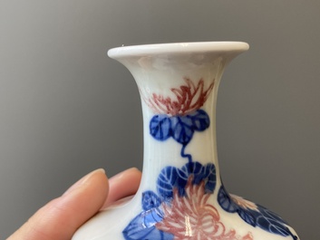Een paar Chinese blauw-witte en koperrode vaasjes met floraal decor, Qianlong merk, 19/20e eeuw