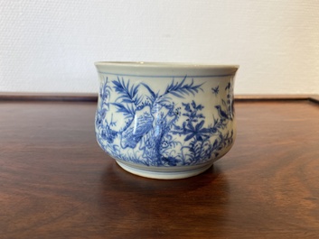 Een Chinese blauw-witte wierookbrander met vogels en bloesemtakken, 19e eeuw