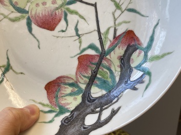 Een Chinees famille rose bord met vijf perziken en een bord met een feniks op gele fondkleur, Song Feng Yong Le 松風永樂 merk, 18/19e eeuw
