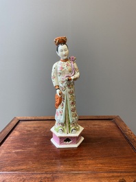 Een grote Chinese famille rose figuur met beweegbaar hoofd, 19/20e eeuw
