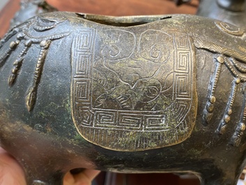 Paire de br&ucirc;le-parfums en forme d'&eacute;l&eacute;phant en bronze, Chine, Ming