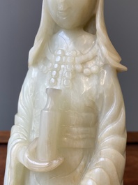 Een Chinese celadon jade sculptuur van Guanyin, Qing