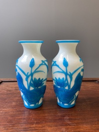 Paire de vases en verre overlay de P&eacute;kin &agrave; d&eacute;cor de canards mandarins en bleu sur blanc, Chine, 19/20&egrave;me