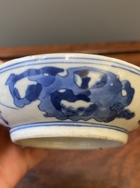 Een Chinese blauw-witte dekseldoos, Qianlong merk, 19e eeuw