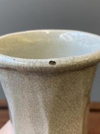Een Koreaanse flesvormige vaas met floraal decor, Joseon dynastie, 16e eeuw
