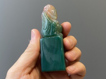 Une &eacute;pingle &agrave; cheveux en jade blanc et deux sceaux en jade, Chine, Qing