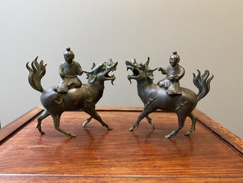 Een paar Chinese bronzen wierookbranders in de vorm van jongens op kylins, Ming