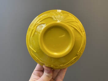 Paire de bols en verre jaune de P&eacute;kin &agrave; d&eacute;cor floral, Chine, 19/20&egrave;me