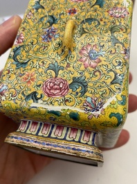 Vase &agrave; d&eacute;cor d'Europ&eacute;ens en &eacute;maux de Canton &agrave; fond jaune, Chine, marque et &eacute;poque de Qianlong