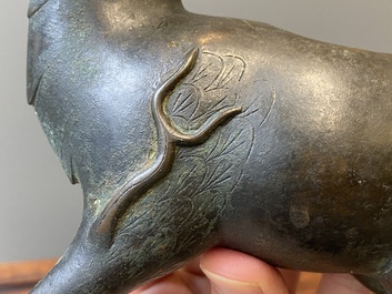 Een paar Chinese bronzen wierookbranders in de vorm van jongens op kylins, Ming