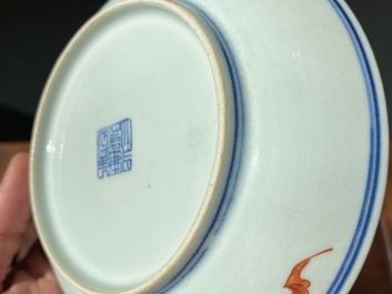 Paire de coupes en porcelaine de Chine famille verte &agrave; d&eacute;cor de dragons et de ph&eacute;nix, marque et &eacute;poque de Jiaqing