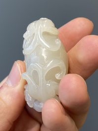 Vier Chinese snijwerken in witte en celadon jade, Qing/Republiek