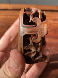 Pot &agrave; eau en agate aux lions bouddhistes sur socle en bois sculpt&eacute;, Chine, 19&egrave;me