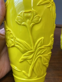 Een paar Chinese vazen met decor van vlinders en bloemen in geel Peking glas, Republiek