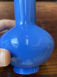 Een paar Chinese turquoise-blauwe flesvormige vazen in Peking glas, Qing