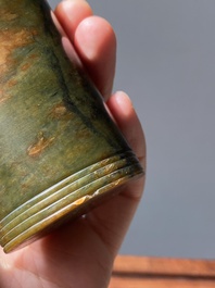 Twee Chinese jade penselenbekers, Qing