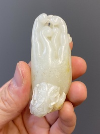 Vier Chinese snijwerken in witte en celadon jade, Qing/Republiek