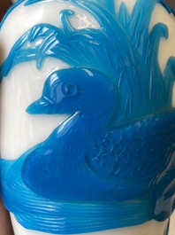 Paire de vases en verre overlay de P&eacute;kin &agrave; d&eacute;cor de canards mandarins en bleu sur blanc, Chine, 19/20&egrave;me