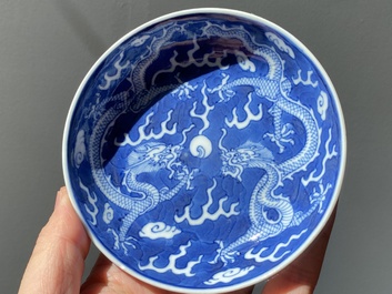Een paar Chinese blauw-witte 'draken' schotels, Guangxu merk en periode