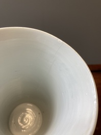 Een Chinese blauw-witte vaas met floraal decor, Kangxi