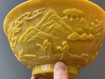 Paire de bols en verre jaune de P&eacute;kin &agrave; d&eacute;cor de figures dans paysages montagneux, Chine, 19/20&egrave;me