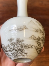 Vase de forme bouteille en porcelaine de Chine &agrave; d&eacute;cor d'un paysage en grisaille, marque de Qianlong, 20&egrave;me