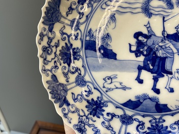 Drie Japanse blauw-witte 'Joosje te paard' borden in Chinese Kangxi-stijl, Edo, 18e eeuw