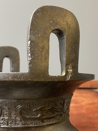 Een Chinese archa&iuml;sche bronzen driepotige wierookbrander, 'ding', Ming