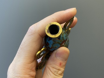 Een Chinese cloisonn&eacute; kalebasvaas en een groep met twee eenden in email en zilver, 19/20e eeuw