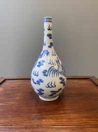 Een Chinese blauw-witte flesvormige 'draak en feniks' vaas, 19e eeuw