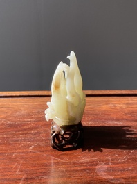 Main de Bouddha en jade blanc sculpt&eacute; sur socle en bois, Chine, Qing