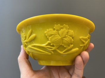 Paire de bols en verre jaune de P&eacute;kin &agrave; d&eacute;cor floral, Chine, 19/20&egrave;me