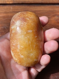 Een Chinese witte en roestkleurige jade hanger in de vorm van een buffel, 19e eeuw