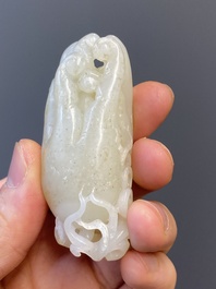 Vier Chinese snijwerken in witte en celadon jade, Qing/Republiek
