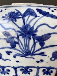 Vase en porcelaine de Chine en bleu et blanc &agrave; d&eacute;cor d'un &eacute;tang &agrave; lotus, marque et probablement &eacute;poque de Jiajing