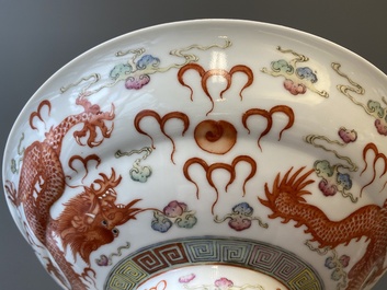 Bol couvert en porcelaine de Chine famille rose, marque de sceau Xiao Liu Xiang Guan 小留香館, 19/20&egrave;me
