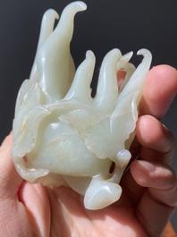 Main de Bouddha en jade blanc sculpt&eacute; sur socle en bois, Chine, Qing