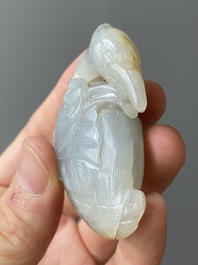 Deux sculptures en jade blanc d'un canard mandarin et d'un b&eacute;lier avec son agneau, Chine, Qing