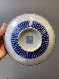 Een Chinese blauw-witte kom met rijstkorrel decor, Qianlong merk en periode
