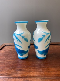 Paire de vases en verre overlay de P&eacute;kin &agrave; d&eacute;cor de canards mandarins en bleu sur blanc, Chine, 19/20&egrave;me