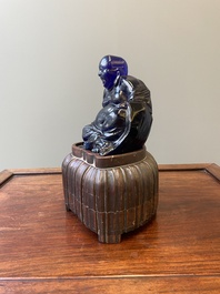 Bouddha rieur en verre bleu de P&eacute;kin assis sur un socle en bois, Chine, 19&egrave;me
