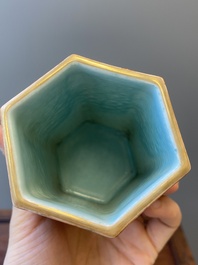 Paire de porte-pinceaux en porcelaine de Chine imitant poudingue, marque de Qianlong, 19&egrave;me