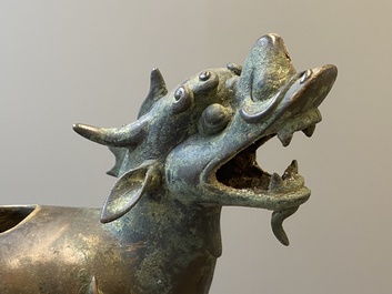 Een paar Chinese bronzen wierookbranders in de vorm van jongens op kylins, Ming
