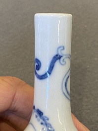 Vase de forme bouteille en porcelaine de Chine en bleu et blanc &agrave; d&eacute;cor d'un dragon, marque de Yongzheng, probablement R&eacute;publique