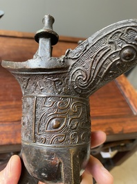 Twee Chinese bronzen rituele wijnbekers, 'jue', 18/19e eeuw