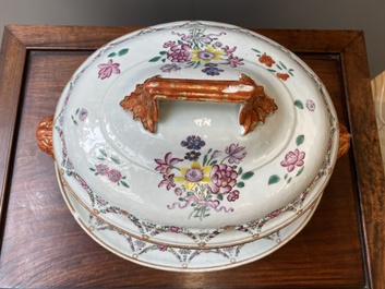 Terrine couverte sur son support en porcelaine de Chine famille rose, Qianlong